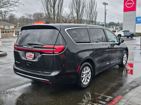 Used 2023 Chrysler Pacifica Touring-L image 5