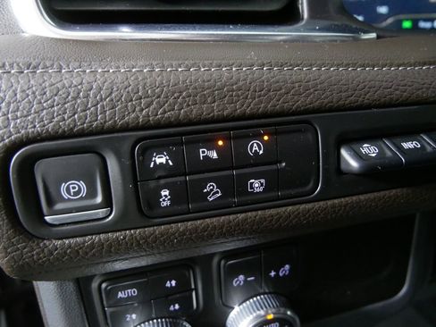 Used 2023 GMC Yukon XL Denali image 17