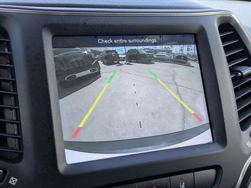 Used 2022 Jeep Cherokee Latitude Lux w/ Sun & Sound Group FWD image 13