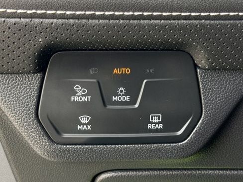 Used 2025 Volkswagen Atlas Cross Sport SE FWD image 26
