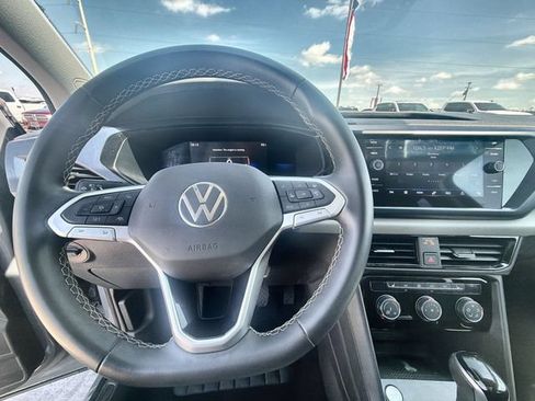 Used 2023 Volkswagen Taos SE w/ Panoramic Sunroof Package FWD image 11