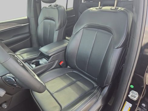 Used 2024 Jeep Grand Cherokee Limited w/ Luxury Tech Group II AWD/4WD image 18