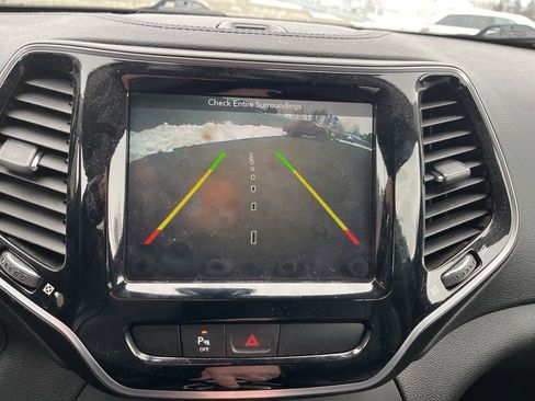 Used 2019 Jeep Cherokee Limited image 8