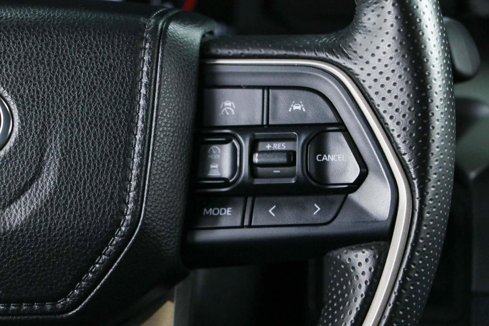 Used 2025 Toyota 4Runner SR5 AWD/4WD image 15