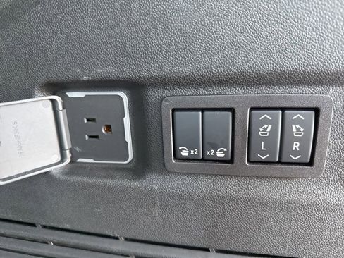 Used 2025 GMC Yukon XL Denali AWD/4WD image 22