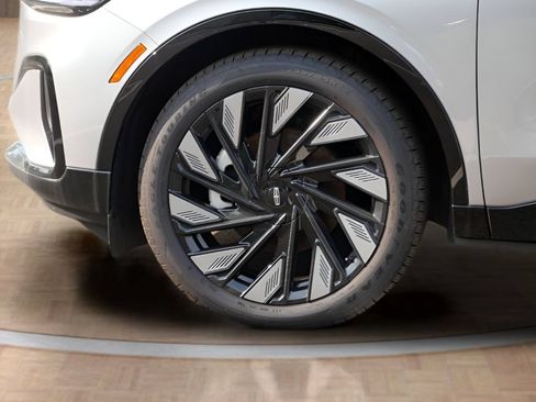 Used 2025 Lincoln Nautilus Reserve AWD/4WD image 9
