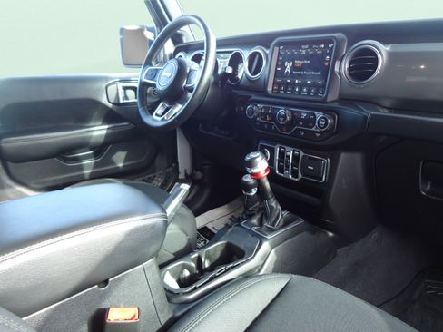 Used 2019 Jeep Wrangler Unlimited Sahara w/ Dual Top Group AWD/4WD image 27