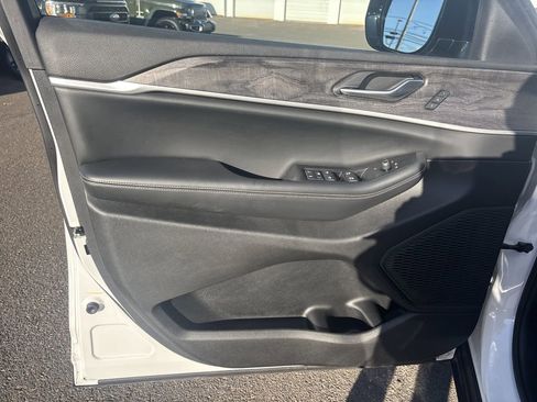 Used 2023 Jeep Grand Cherokee Limited image 10