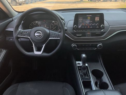 Used 2025 Nissan Altima 2.5 SV FWD image 12