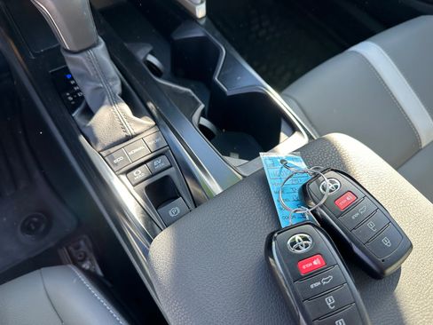 Used 2025 Toyota Camry SE image 11