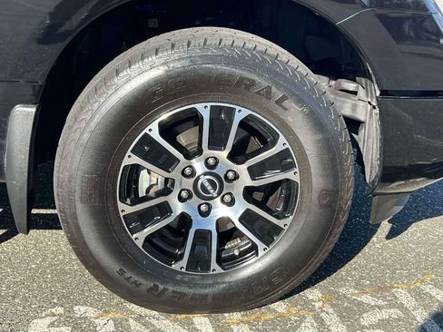 Used 2024 Nissan Titan SV w/ SV Convenience Package image 9