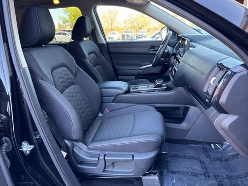 Used 2025 Nissan Pathfinder SV AWD/4WD image 38