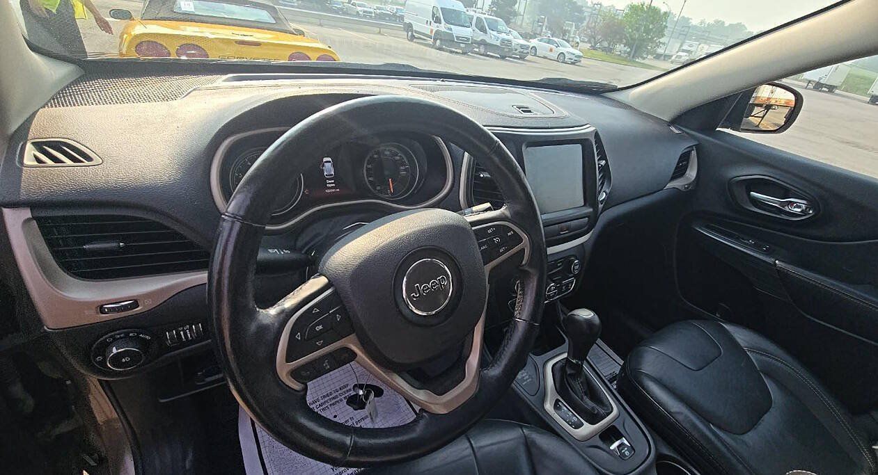 Used 2017 Jeep Cherokee Limited AWD/4WD image 13