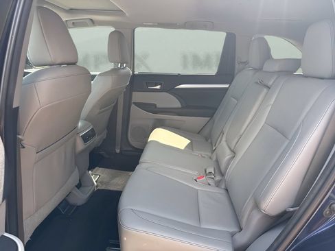 Used 2016 Toyota Highlander XLE AWD/4WD image 12