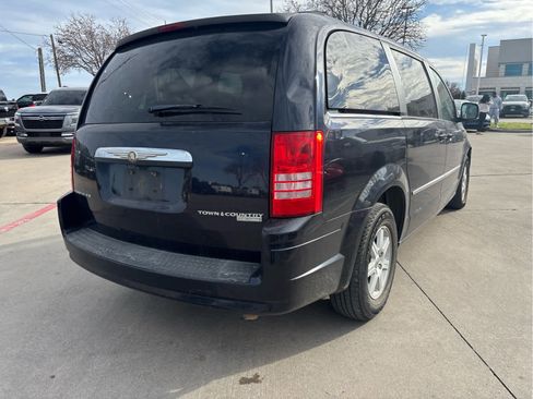 Used 2010 Chrysler Town & Country Touring image 4