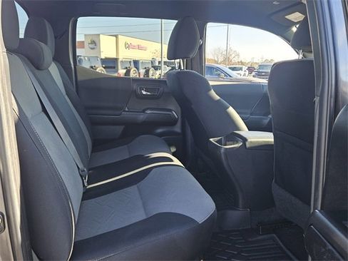 Used 2022 Toyota Tacoma TRD Off-Road image 15