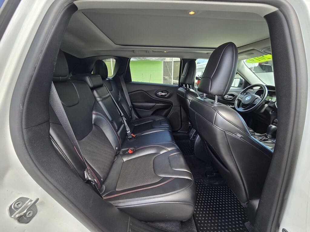 Used 2019 Jeep Cherokee Trailhawk w/ Comfort/Convenience Group AWD/4WD image 19