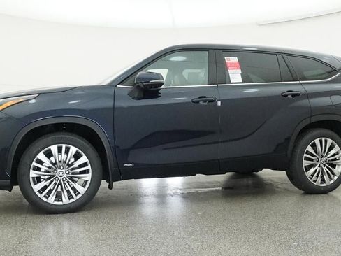 New 2026 Toyota Highlander Platinum image 18