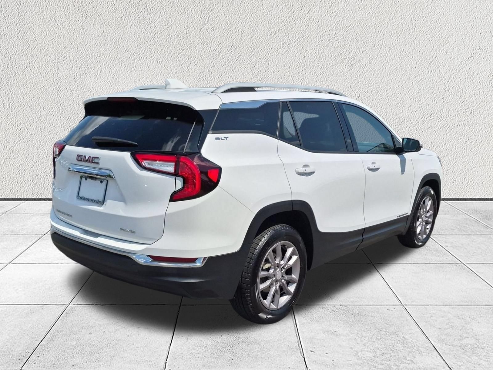 Used 2024 GMC Terrain SLT AWD/4WD image 3