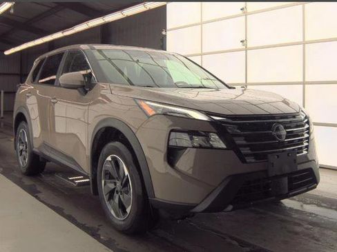 Used 2025 Nissan Rogue SV image 2