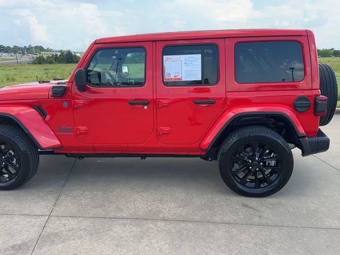 Used 2025 Jeep Wrangler Unlimited Sahara w/ Safety Group AWD/4WD image 5