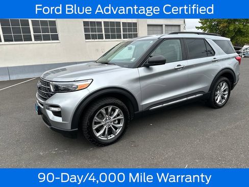 Certified 2022 Ford Explorer XLT w/ Equipment Group 202A AWD/4WD image 3