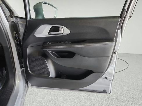 Used 2021 Chrysler Pacifica Touring-L w/ S Appearance Package FWD image 25