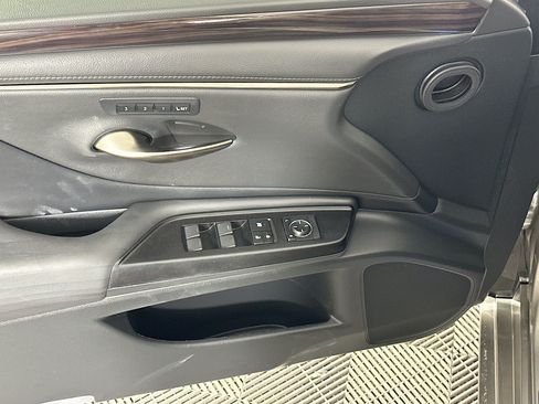 Used 2019 Lexus ES 300h w/ Accessory Package 2 FWD image 15