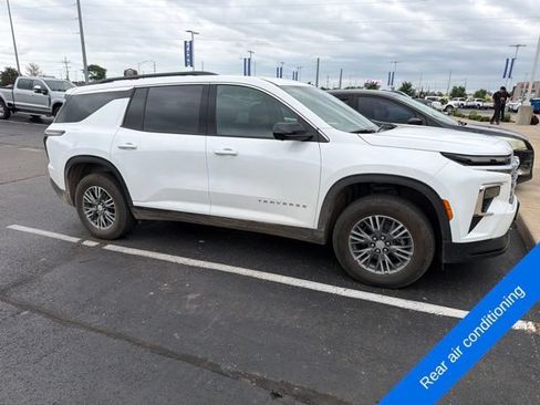 Used 2025 Chevrolet Traverse LT w/ Driver Confidence Package AWD/4WD image 4