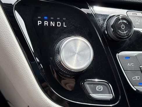 Used 2024 Chrysler Pacifica Touring-L FWD image 37