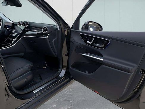 Used 2025 Mercedes-Benz GLC 350e 4MATIC w/ Driver Assistance Package image 31