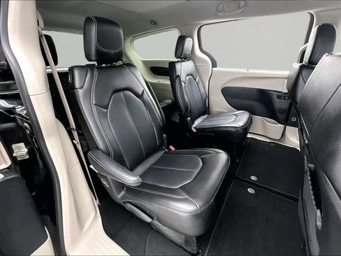 Used 2024 Chrysler Pacifica Touring-L FWD image 27