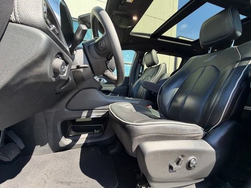 Used 2025 Chrysler Pacifica Limited FWD image 6