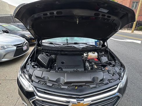 Used 2021 Chevrolet Traverse LT image 33