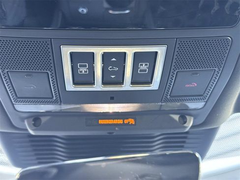 Used 2025 Land Rover Discovery S image 22