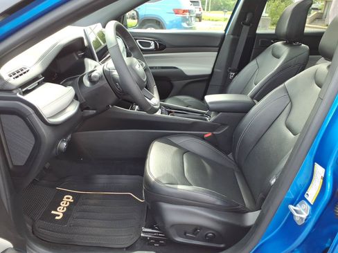 Used 2025 Jeep Compass Limited w/ Elite Group AWD/4WD image 4