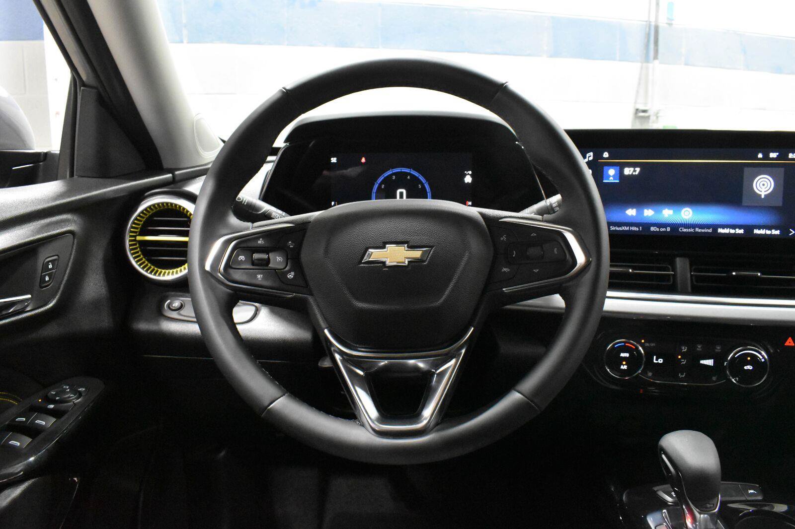 Used 2025 Chevrolet Trax LT w/ LT Convenience Package FWD image 6