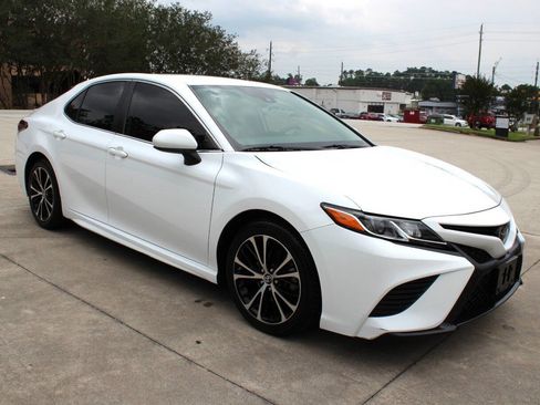 Used 2019 Toyota Camry SE FWD image 2