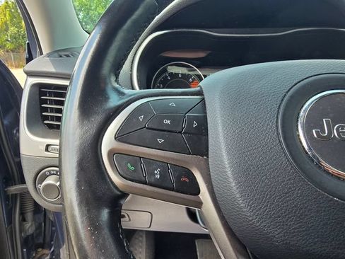 Used 2020 Jeep Cherokee Latitude w/ Cold Weather Group AWD/4WD image 25