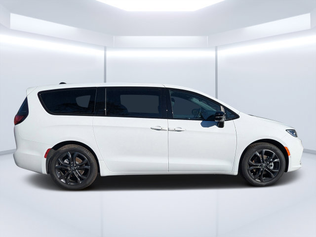 New 2026 Chrysler Pacifica Select FWD image 2