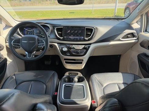 Used 2024 Chrysler Pacifica Touring-L image 12