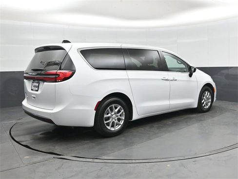 New 2026 Chrysler Pacifica Select image 3