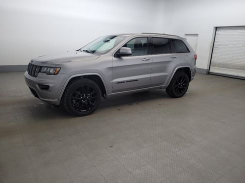 Used 2017 Jeep Grand Cherokee Altitude image 2