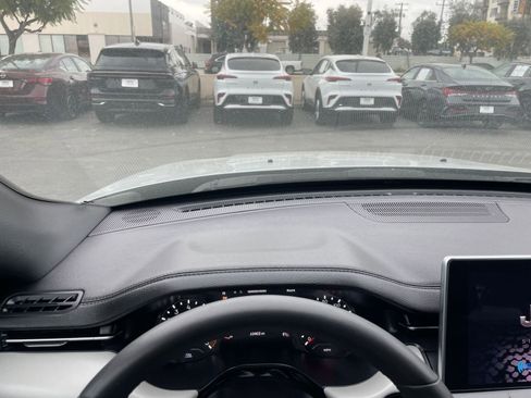 Used 2025 Jeep Compass Limited image 39