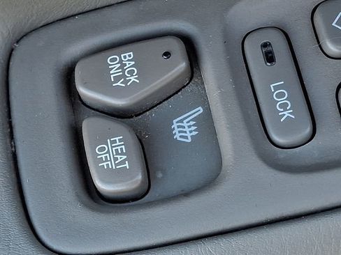 Used 2001 Cadillac De Ville w/ Comfort/Convenience Pkg image 25