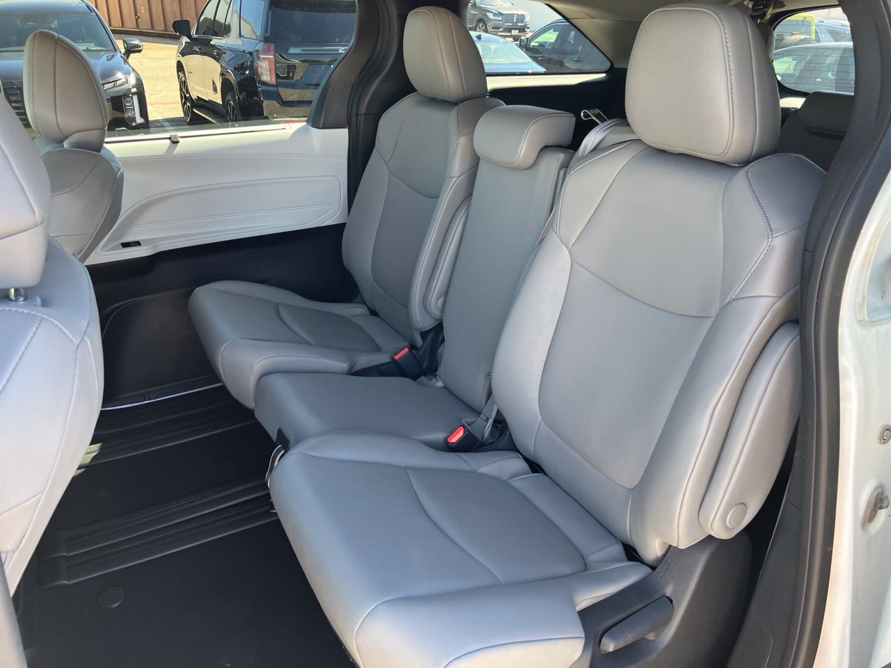 Used 2025 Toyota Sienna XLE FWD image 8