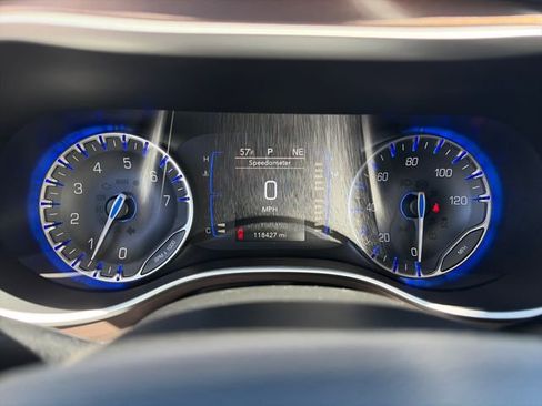 Used 2019 Chrysler Pacifica L FWD image 28