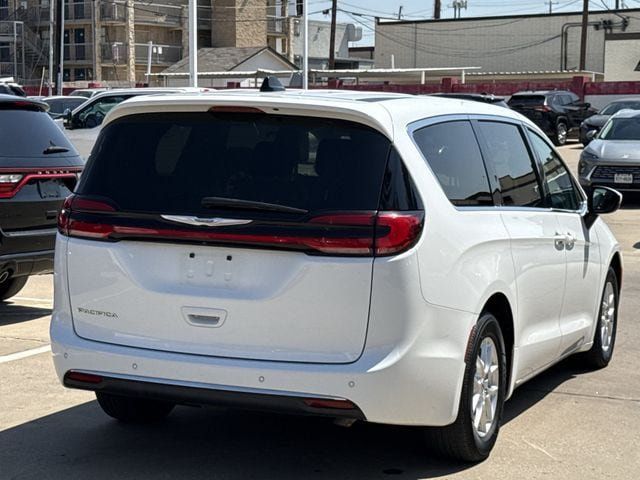 Used 2023 Chrysler Pacifica Touring-L FWD image 4