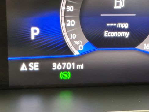 Used 2023 Volkswagen Tiguan SE w/ Panoramic Sunroof Package image 8