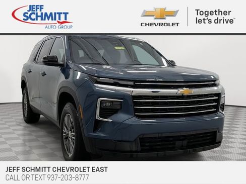 Certified 2025 Chevrolet Traverse LT image 1